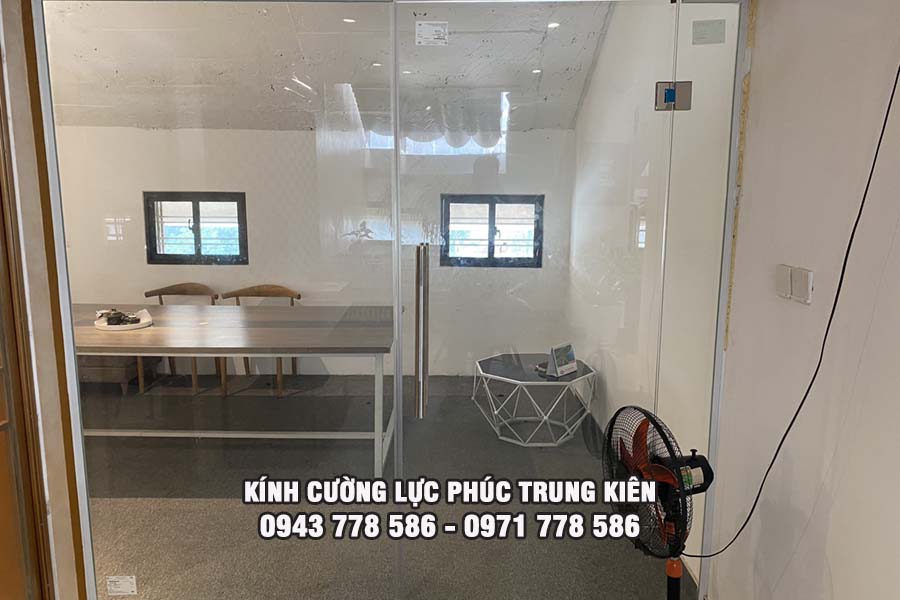 kính cường lực dùng cho ban công